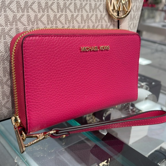 MICHAEL KORS LARGE FLAT MULTIFUNCTION PHONE CASE WALLET WRISTLET 
ELECTRIC PINK - Picture 2 of 16